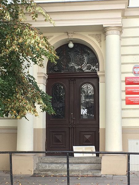 File:Konarskiego 2 gate.jpg