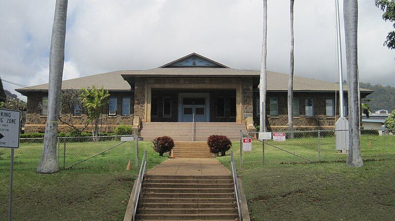 File:Maui-WailukuSchool-frontnear.JPG