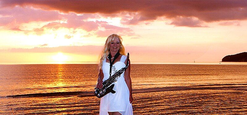 File:Saxophonistin Kathrin Eipert.jpg