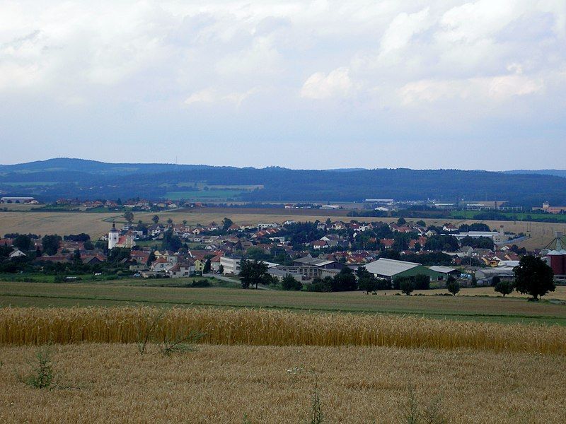 File:Stařeč from south.jpg