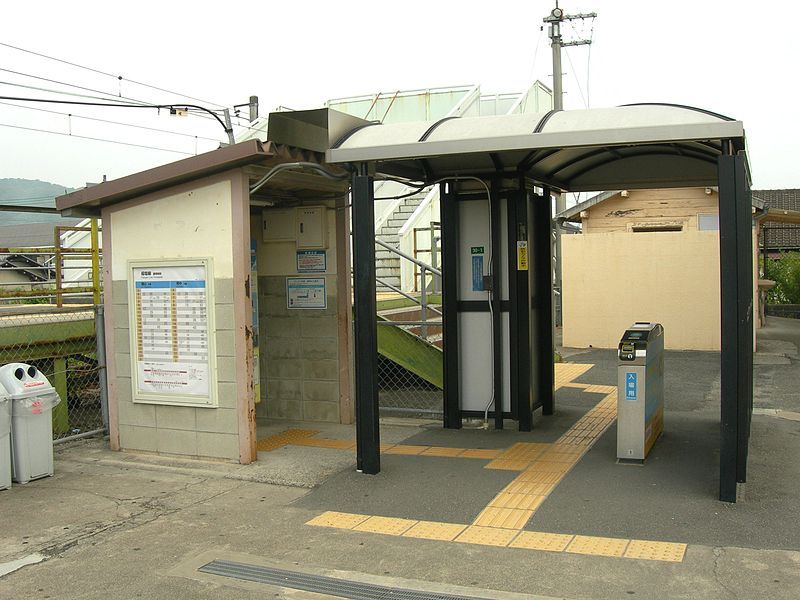 File:Yokoo Station-entrance 20110731.jpg