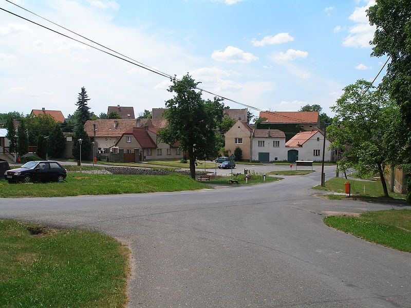 File:Žižice, náves.jpg