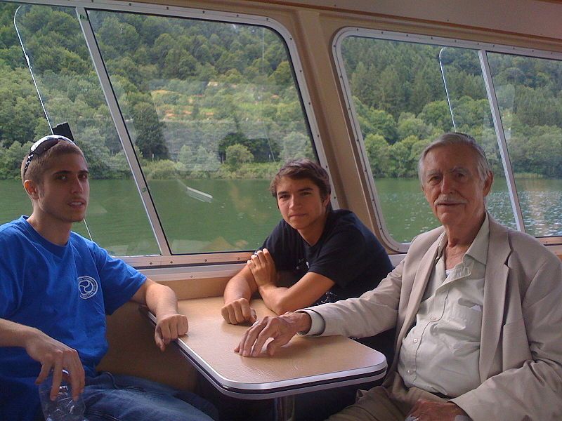 File:Arp&grandsons.2008.JPG