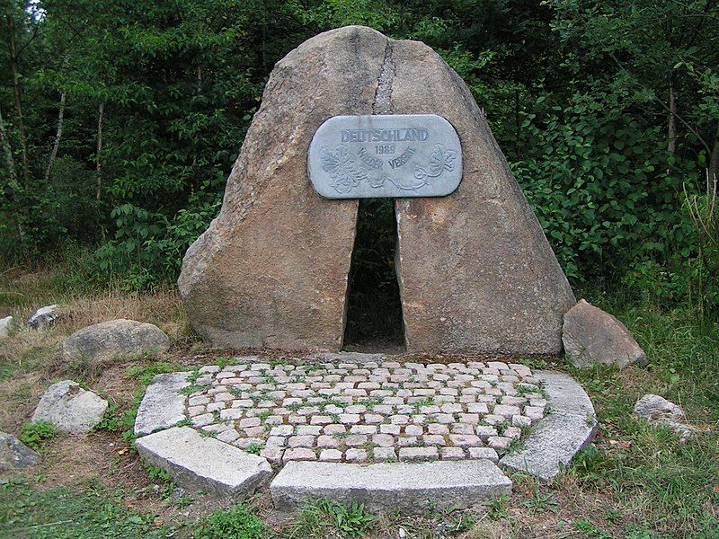 File:B 27 Grenz-Denkmal.JPG