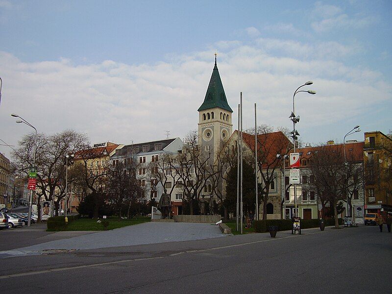 File:Bratislava 2007-3-28-16.jpg