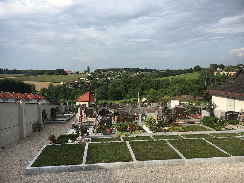 File:Friedhof Euratsfeld.jpg