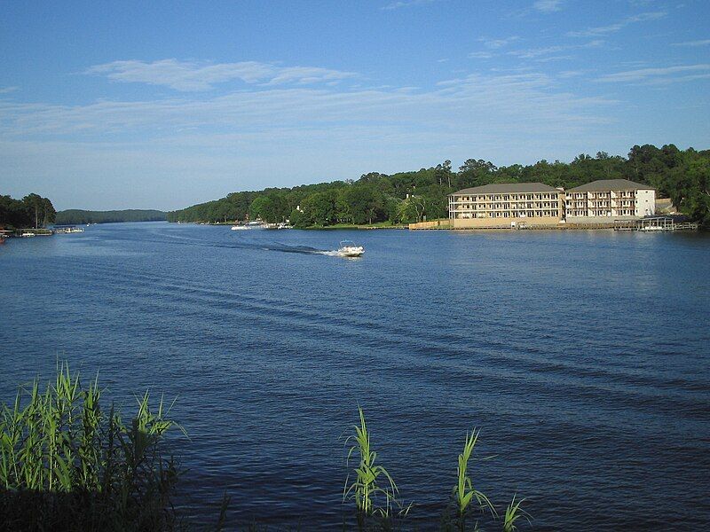 File:Lake Hamilton AR-kmf.JPG