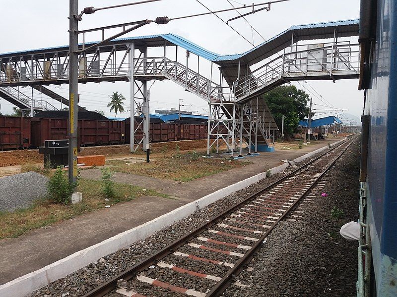 File:Pendurti Railway Station2.jpg