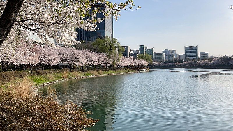 File:Seokchon Lake Park.jpg