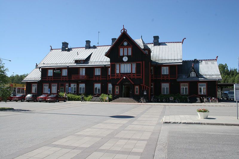 File:Vannas railwaystation Sweden.jpg