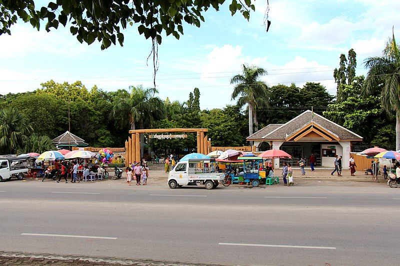 File:Yadanabon Zoological Gardens.jpg