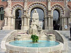 Monumento a Pau Gil (1930), byusebi Arnau, Hospital de la Santa Cruz y San Pablo.