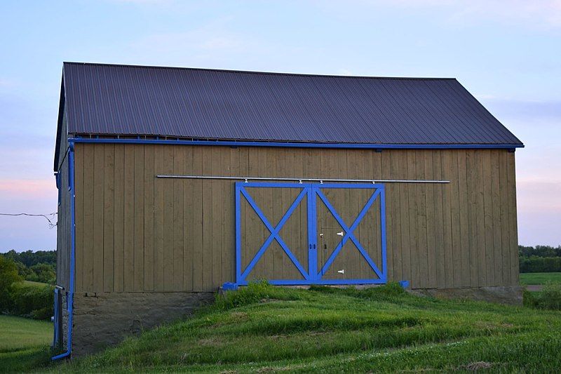 File:Blue-barn-chd1.jpg