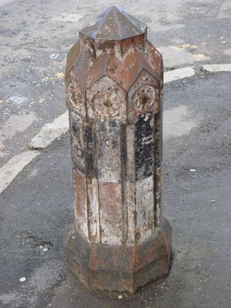 File:Bollard East London.jpg