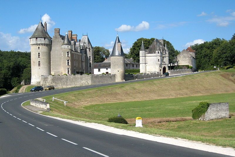 File:Chateau-de-montpoupon-ensoleille.jpg