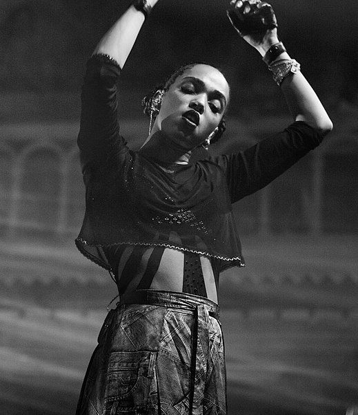 File:FKA Twigs 2015.jpg