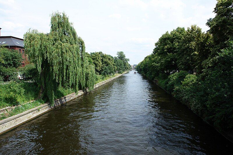 File:Landwehrkanal 2005-06-24.jpg