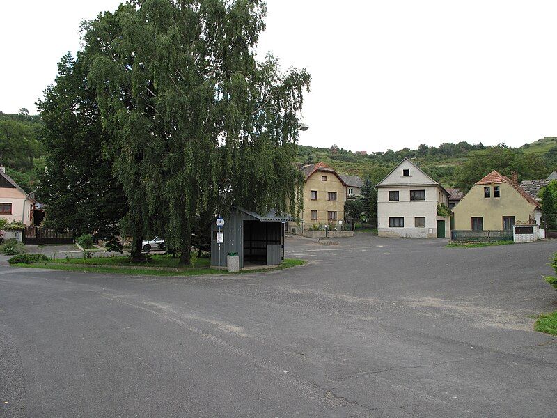 File:Malíč, náves.JPG