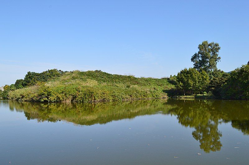 File:Nishiyama Kofun, zenkei-1.jpg