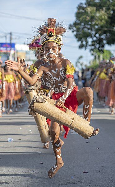 File:Penari tifa papua.jpg