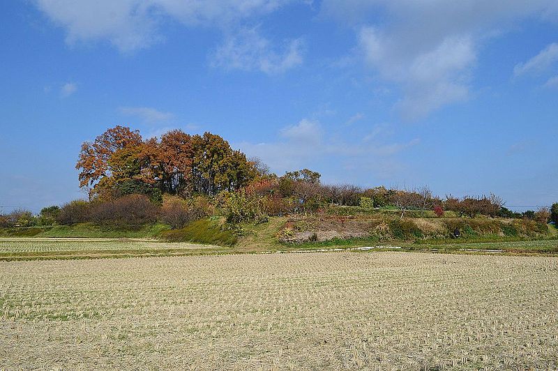 File:Sengenyama-kofun (Takasaki) zenkei-1.JPG