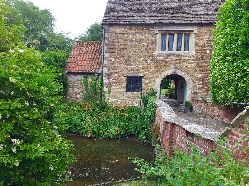 File:Southwick Court Gatehouse.jpg