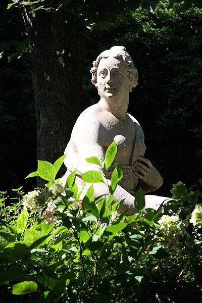 File:Susanna Brunnen, Mirabellgarten.jpg