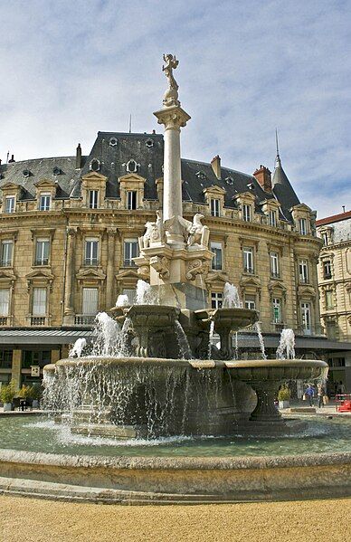 File:Valence-Fontaine.jpg