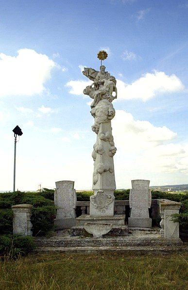 File:Wartberg Wolkenobelisk.jpg