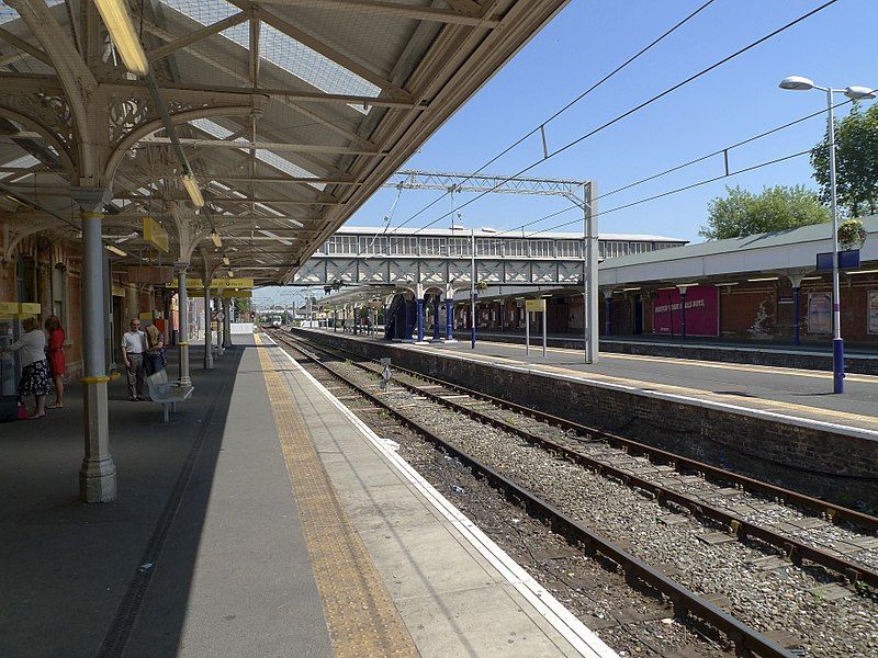 File:Altrincham station, 2010.jpg