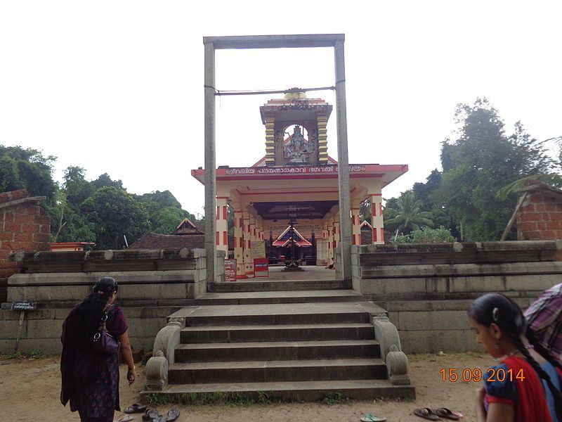 File:Gopuram panayanar kavu,.JPG