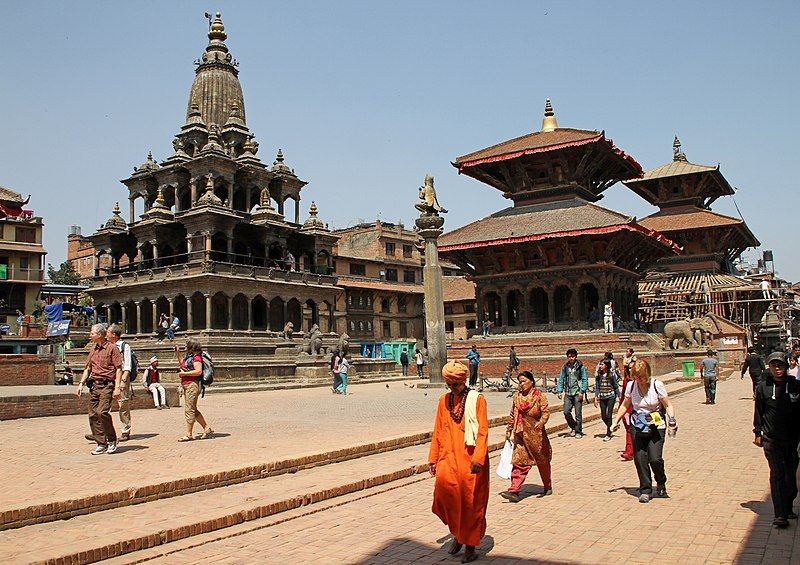 File:Patan-Krishna Mandir-02-Garudasaeule-Vishveshvara-Bhimsen-gje.jpg