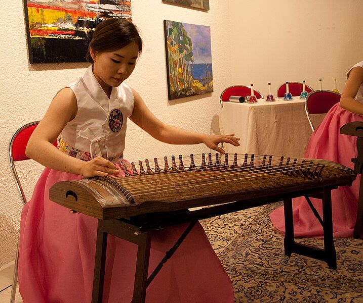 File:Playing Gayageum (6013979757).jpg