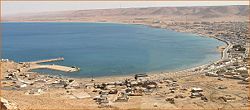 The east-facing centre and (to background) south of the town which is where the coast assumes its overall north direction as throughout the rest of Egypt, though having many headlands much further east. The desert hills are the Akabah el-Kebir.