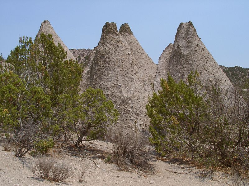 File:Tent Rocks Entrance.jpg