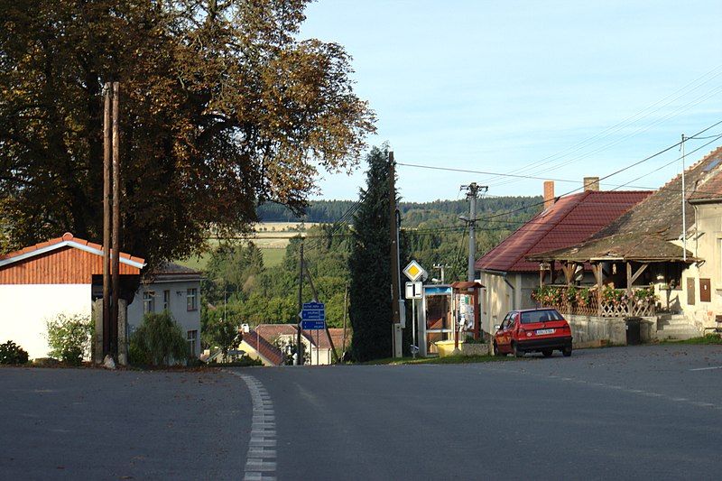 File:Čestín, náves.jpg