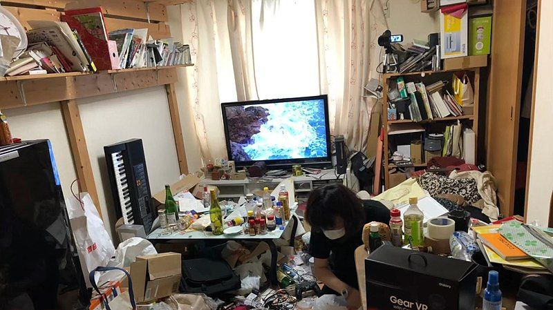 File:散らかっている部屋.jpg