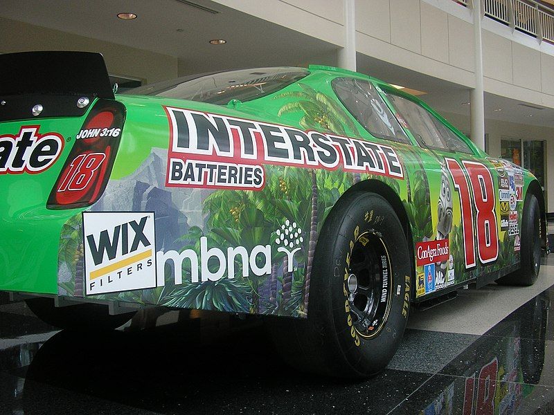 File:Bobby-Labonte-18-Car-Madagascar-Theme-JGR.jpg