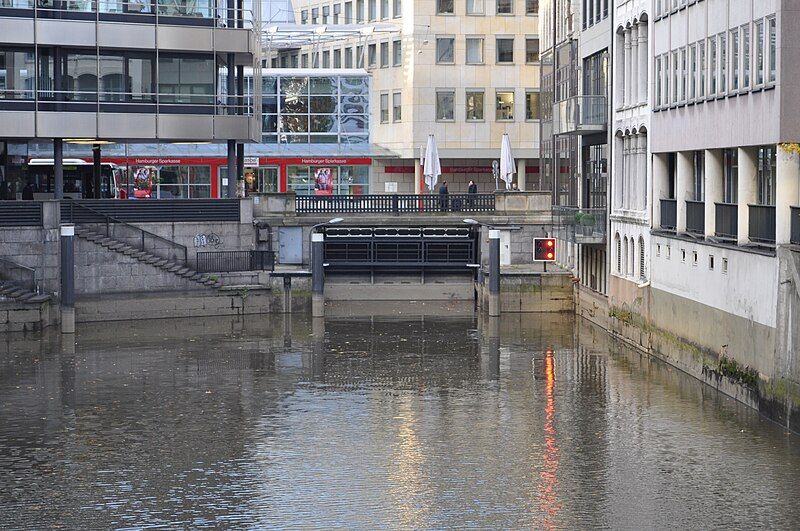 File:Mühlenschleuse (Hamburg-Altstadt).ajb.jpg