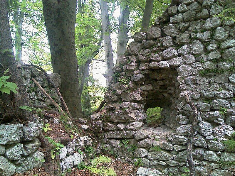 File:Mauerwerk Ruine Federaun.jpg