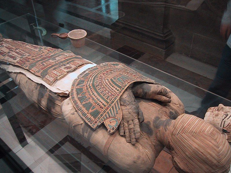 File:Mummy Louvre.jpg