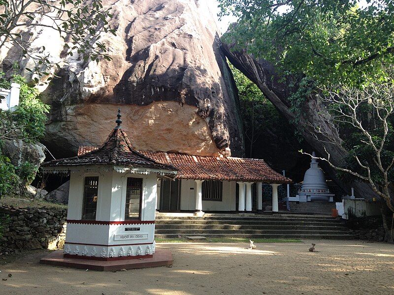 File:Pilikutthuwa temple.jpg