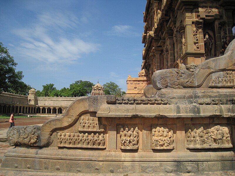 File:Relief Staircase, Brihadeeswara.jpg