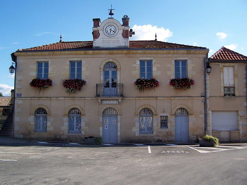 File:Saint-Morillon Mairie.jpg