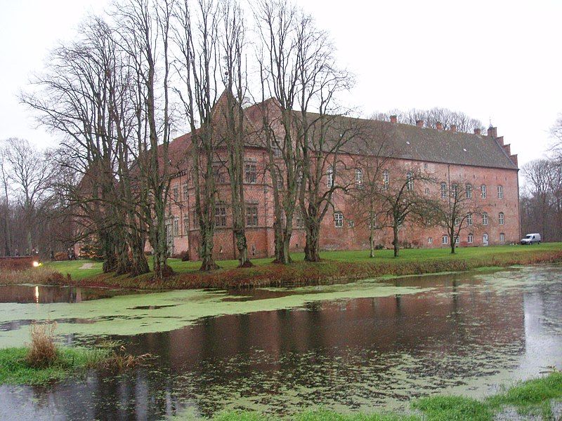 File:Voergaard Slot (3).JPG