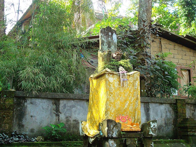 File:Altar in Ubud.JPG