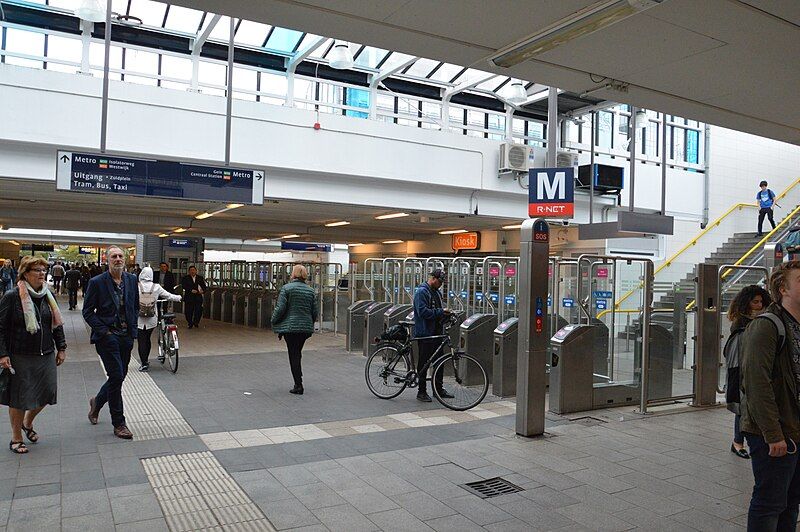 File:AmsterdamStationZuid02.jpg