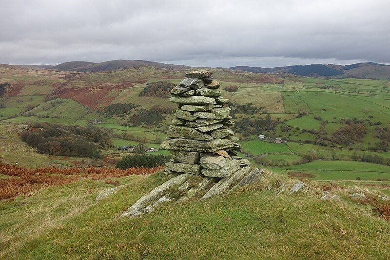 File:Cairn on Ulgraves.JPG