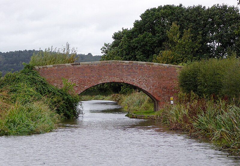 File:Dunstall Farm Bridge.jpg