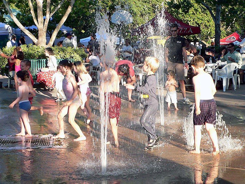 File:Fountain Fun.jpg